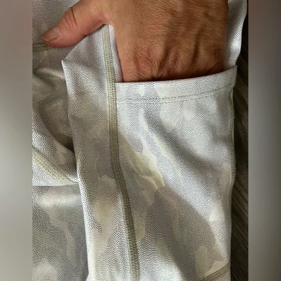 ZYIA silver camo metallic pocket “Light n Tight” women’s size 8/10 - Picture 5 of 7